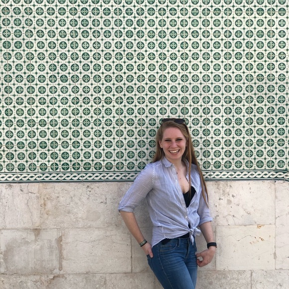 Meet your Posher, Britt - Picture 1 of 1